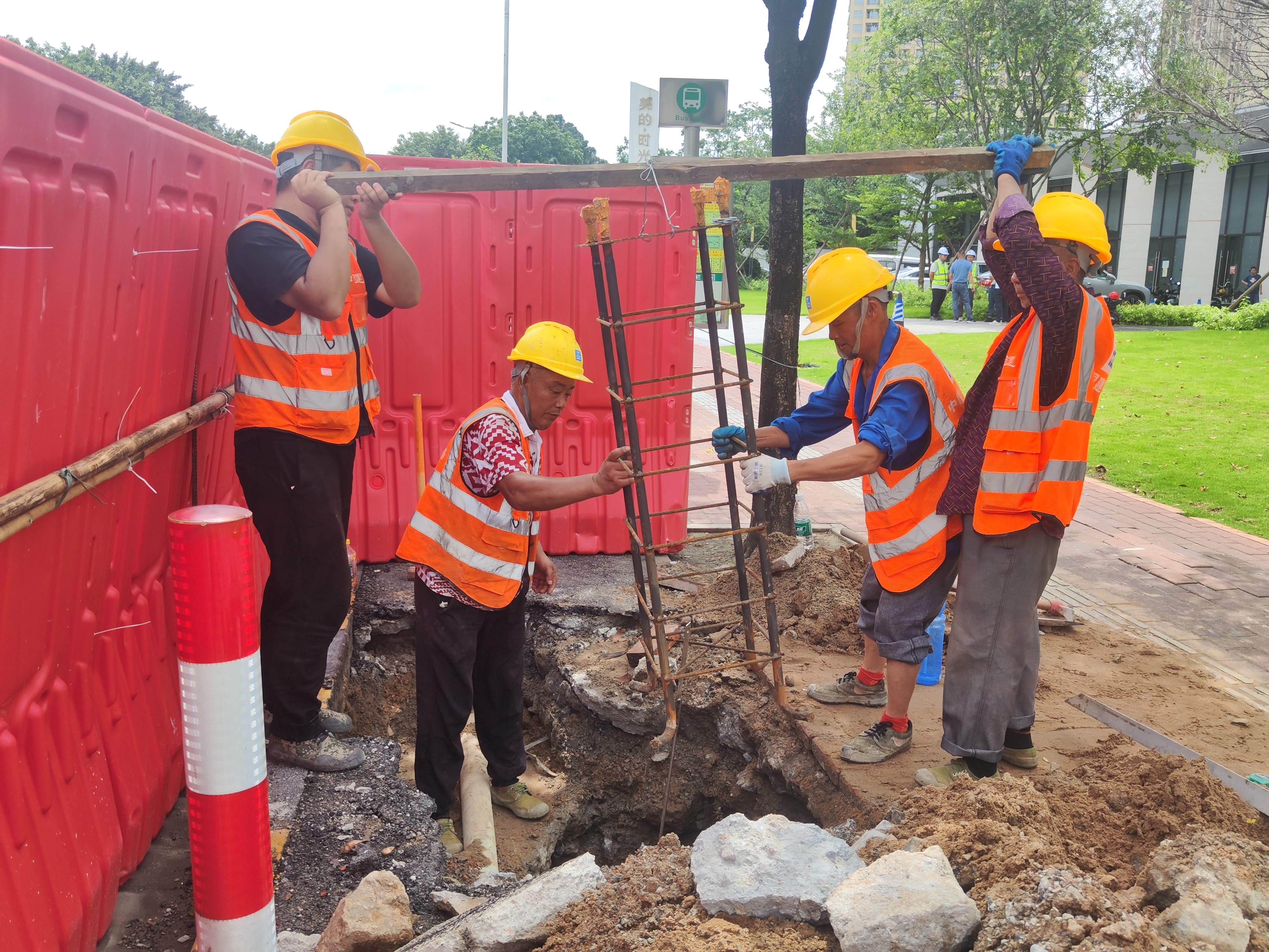 在安裝路燈基礎(chǔ)地籠1