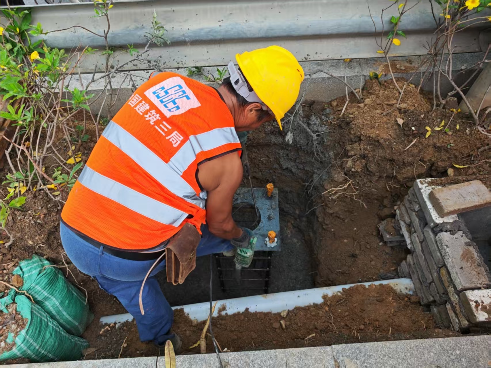 在安裝路燈基礎(chǔ)地籠1 (2)